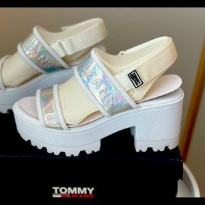 TOMMY JEANS
IRIDESCENT HEELED SANDAL